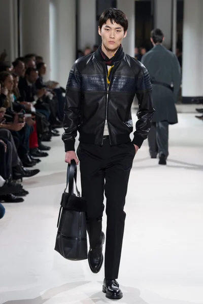 Look 16